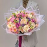 دسته گل صدتومنی فلورانس، ترکیبی از زیبایی و طراوت که با طراحی هنرمندانه و گل‌های باکیفیت برای مناسبت‌های خاص آماده شده است. این دسته گل، هدیه‌ای عالی برای روزهای ویژه شماست.