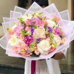 دسته گل صدتومنی فلورانس، یک انتخاب ایده‌آل برای کسانی که به دنبال هدیه‌ای خاص و متفاوت هستند. این دسته گل با گل‌های باکیفیت و طراحی بی‌نظیر، هدیه‌ای لوکس و خاص برای لحظات ویژه خواهد بود.