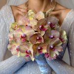 دسته گل عروسی با ارکیده نارنجی تازه و طراحی طبیعی