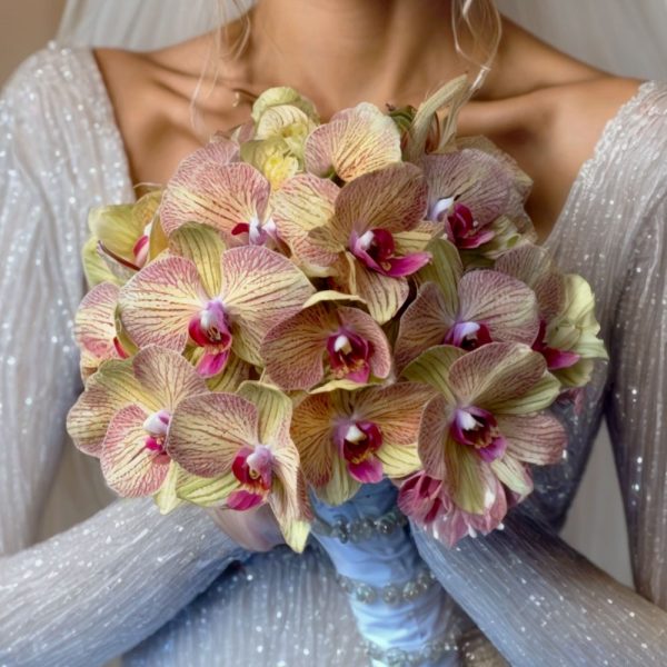 دسته گل عروسی با ارکیده نارنجی تازه و طراحی طبیعی