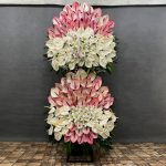 استند گل افتتاحیه طراحی لوکس با گل‌های تازه و پایه استیل