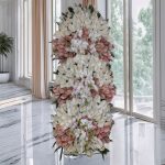 استند گل فلورانس سه‌طبقه با گل‌های تشریفاتی سفید و گلبهی