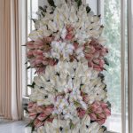 استند گل لوکس فلورانس با گل‌های سفید و گلبهی سه‌طبقه‌ای مناسب مراسم رسمی