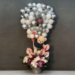 بادکنک آرایی با گل برای تولد با تم صورتی و رزهای طبیعی، مناسب جشن دخترانه و دکور عاشقانه