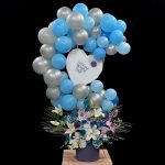 بادکنک آرایی با گل طبیعی برای تولد با طراحی خاص و گل‌های تازه