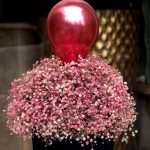 بادکنک آرایی با گل‌های تازه برای سورپرایز تولد عاشقانه
