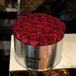 باکس رز عاشقانه فلورانس با گل‌های قرمز طبیعی و طراحی خاص
