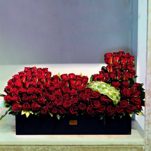 باکس گل رز قرمز 100 شاخه ای – نماد بزرگ عشق و احساس