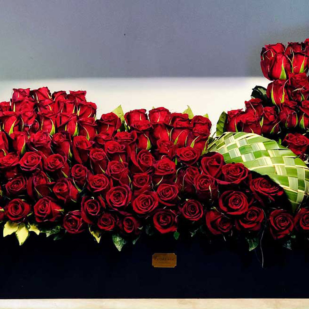 باکس گل رز قرمز 100 شاخه ای – زیبایی چشم‌نواز گل‌های خاص