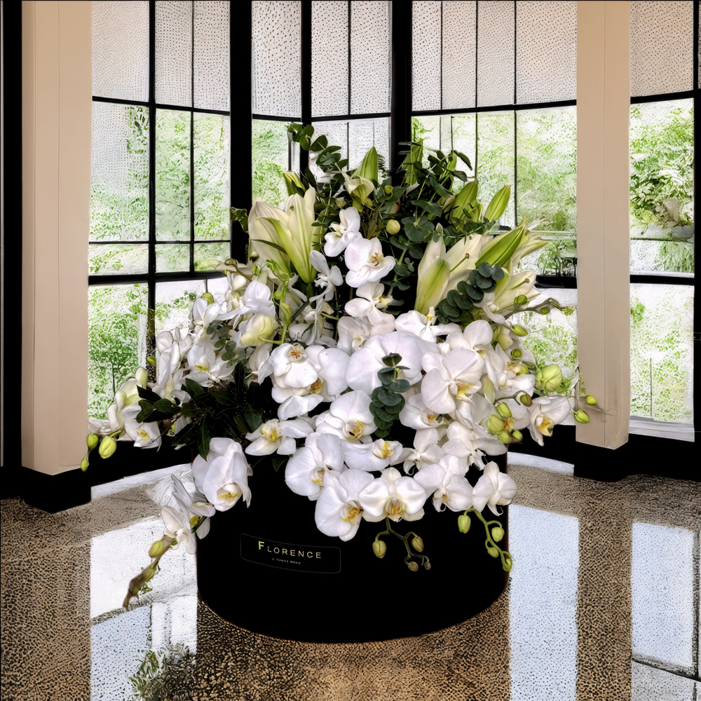 باکس-گل-شیک-ویژه-کد-3583-1 باکس گل شیک ویژه با گلهای ارکیده و لیلیوم سفید در گلدان مشکی لوکس