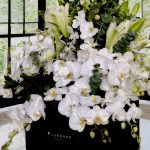 باکس گل شیک ویژه با گلهای سفید در دکور فایبر مشکی مدرن