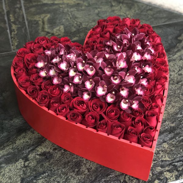 با باکس گل قلبی عاشقانه، احساسات خود را به زیباترین شکل ممکن ابراز کنید؛ چون عشق، شایسته‌ی گل‌های خاص است.