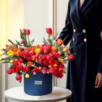 باکس گل لاله زرد و قرمز با طراحی شیک و گل‌های تازه برای هدیه‌های خاص