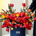 باکس گل لاله زرد و قرمز با لاله‌های تازه و بسته‌بندی مینیمال مناسب مناسبت‌های خاص