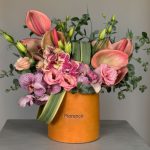 باکس گل مینی فلورانس در ابعاد کوچک با طراحی مینیمال و گل‌آرایی حرفه‌ای