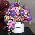 باکس گل و بادکنک ولنتاینی با طراحی شیک و گل‌های تازه از گلفروشی فلورانس