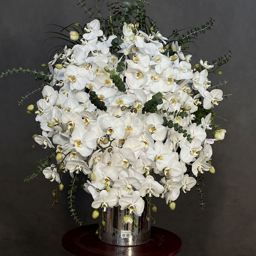 بلور گل ارکیده سفید - کد 4938-1 بلور گل ارکیده سفید در ظرف شیشهای شفاف با طراحی دکوری مدرن