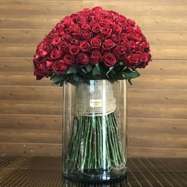 بلور گل رز لوکس با گل‌آرایی مدرن در گلدان شیشه‌ای بلند