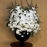 بلور گل فلونوپسیس با طراحی شفاف و گل ارکیده شیک در گلفروشی فلورانس