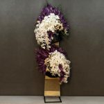 تاج گل با طراحی خاص و گل‌آرایی لوکس برای مراسم‌های رسمی و تشریفاتی