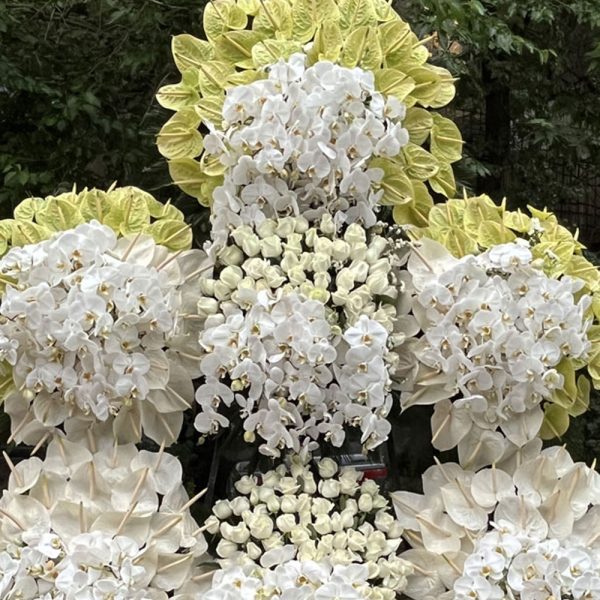 تاج گل با طراحی خاص مناسب مراسم‌ رسمی و لاکچری