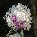 تصویر تاج گل تبریک لاکچری با طراحی دو طبقه و گل‌آرایی حرفه‌ای از Florence Plus