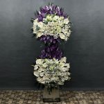 تاج گل تبریک نمایشگاه با طراحی لاکچری و گل‌های تازه برای تبریک رسمی
