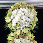 "تاج گل ختمی فلورانس با طراحی خاص و گل‌های شاخه‌ای تازه، انتخابی مناسب برای مراسم‌های ترحیم و بزرگداشت. این تاج گل با رنگ‌های دلنشین و ترکیب گل‌های با کیفیت، پیام احترام و همدردی شما را به زیبایی منتقل می‌کند."