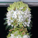 تاج گل دو متری شکیل با طراحی لوکس و گل‌های تازه مناسب ترحیم
