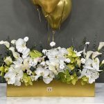 دسته گل با بادکنک هلیومی طلایی و سفید برای مناسبت‌های خاص