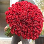 دسته گل رز قرمز با تزیینات عاشقانه در گلفروشی فلورانس