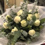 دسته گل رز سفید – تلفیقی از زیبایی، عشق و طراحی هنری