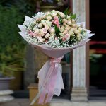 دسته گل رز مینی قرمز با بسته‌بندی کادویی لاکچری