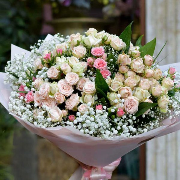 دسته گل رز مینی صورتی با طراحی فانتزی و روبان ساتن