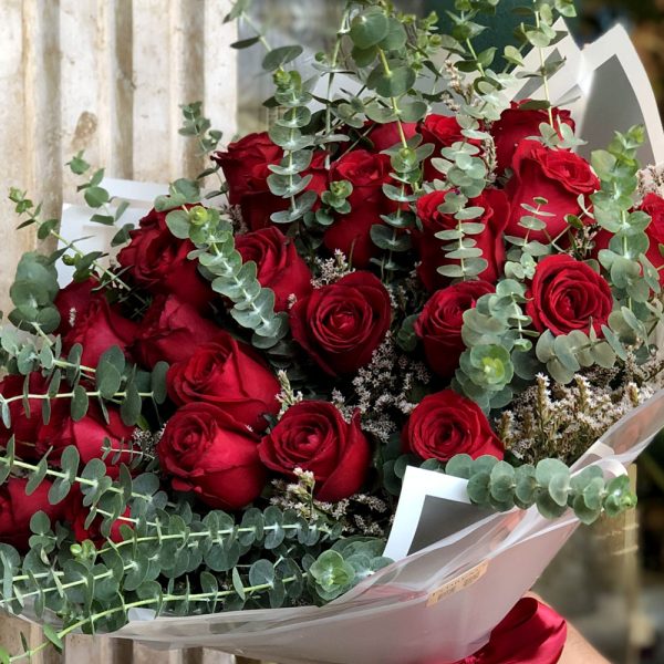 دسته گل رز هلندی صورتی و سفید با طراحی ظریف در جعبه کادویی خاص