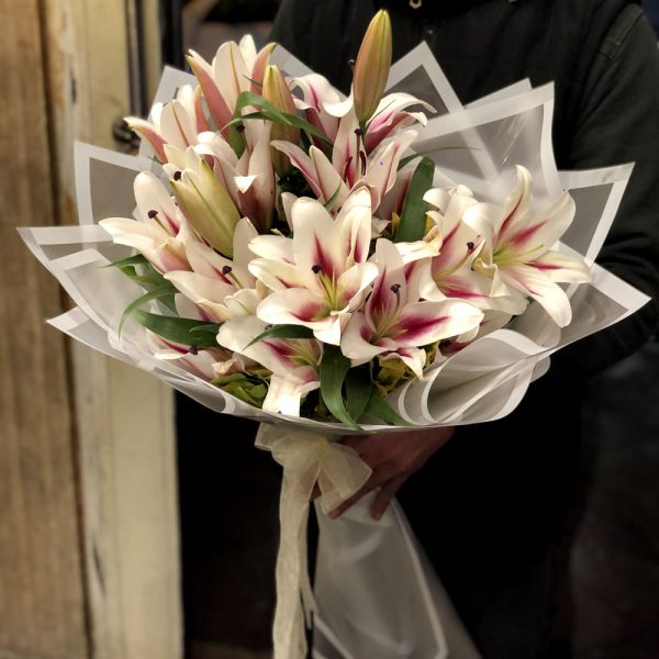 دسته گل زیبای لیلیوم خوشبو – عطر و زیبایی طبیعت در یک دسته گل
