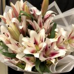 دسته گل زیبای لیلیوم خوشبو – هدیه‌ای معطر و زیبا از فلاورنس پلاس