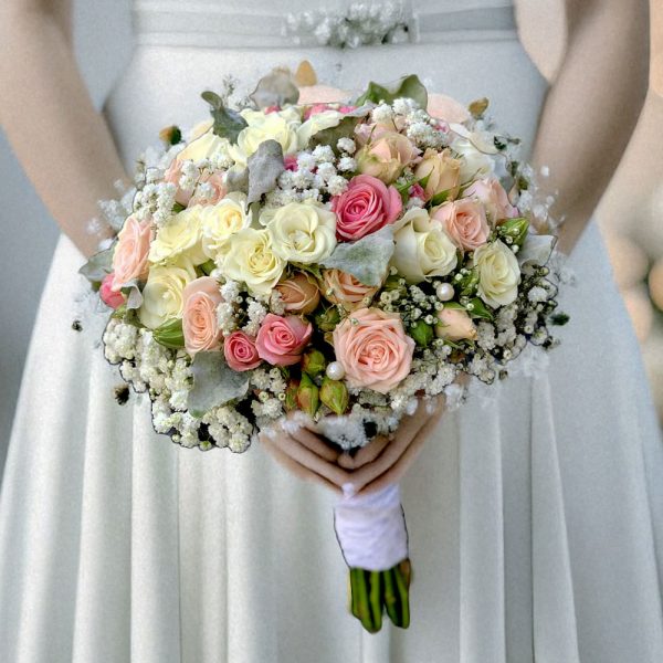 دسته گل عروسی رز و رزمینیاتوری – طرحی شیک و رومانتیک برای دست عروس