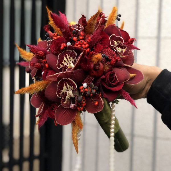 دسته گل عروس زرشکی – طراحی لوکس با رنگ زرشکی برای روز خاص