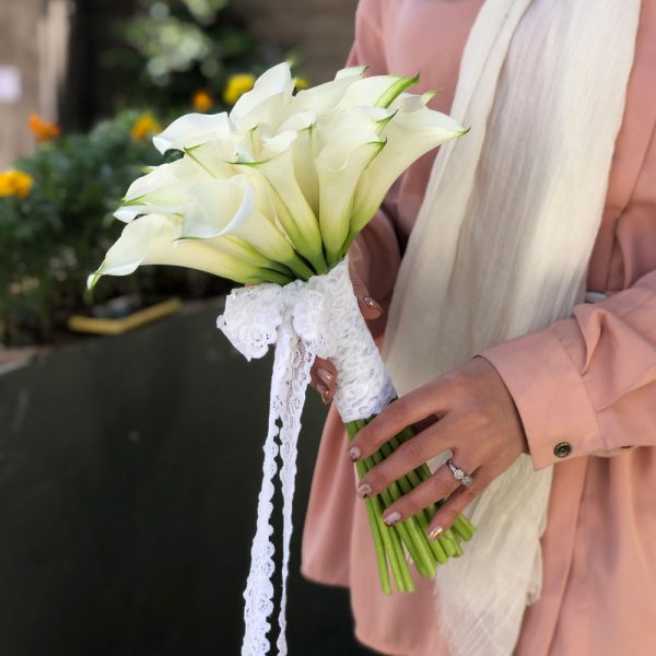 دسته گل عروس شیپوری سفید با طراحی کلاسیک و شیک