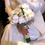 دسته گل عروس با گل‌های فلونوپسیس بنفش و سفید، دیزاین مدرن و خاص