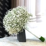 دسته گل عروس چیپسی با طراحی ظریف و گل‌های سفید مناسب مراسم عقد