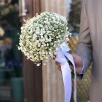 دسته گل عروس چیپسی سفید با طراحی مینیمال و سبک عاشقانه
