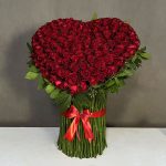 دسته گل قلب رز قرمز با طراحی عاشقانه از گلفروشی فلورانس
