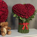 دسته گل قلبی از رز قرمز تازه و طبیعی برای هدیه عاشقانه