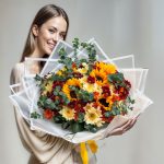 دسته گل پاییزی فلورانس با ترکیب گل‌های گرم و برگ‌های زرد و نارنجی