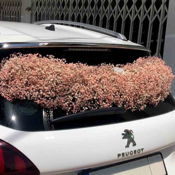 دیزاین مینیمال ماشین عروس با گل‌های ژیپسوفیلا توسط گلفروشی فلورانس