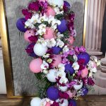 گل و بادکنک برای سورپرایز تولد با ترکیب گل‌های رز قرمز و بادکنک طلایی