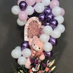 پک گل و بادکنک جشن تولد لوکس با گل‌های طبیعی و بادکنک‌های فویلی