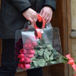 کیف دستی زنانه طرح گل رز مناسب ولنتاین با طراحی خاص و رنگ قرمز عاشقانه